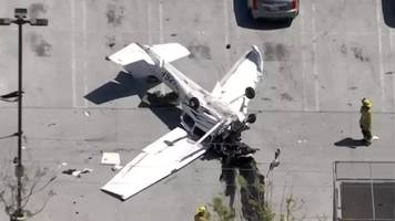 72-jähriger pilot stürzt mit kleinflugzeug auf parkplatz