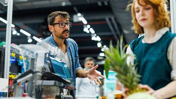 kassiererin wegen 4 riegeln für 5 euro entlassen: wo soll ich in meinem alter jetzt arbeiten gehen?