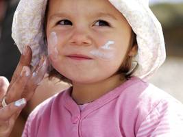 dermatologie: kann man die alte sonnencreme noch benutzen?