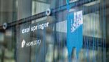 Aktivisten: Gruppe »Neue Generation« verspritzt Farbe am Springer-Haus