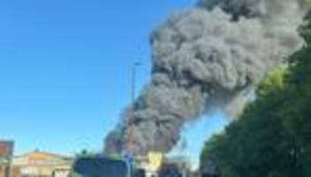 Feuerwehr-Einsatz: Brand auf Schrotthof – Warnung für Anwohner