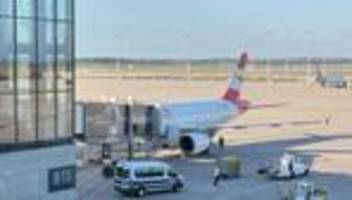 flugverkehr: abschiebehäftling randaliert in flugzeug am ber