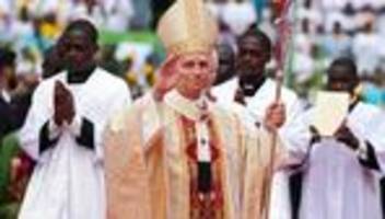 Katholische Sexuallehre: Papst kritisiert Segnung homosexueller Paare