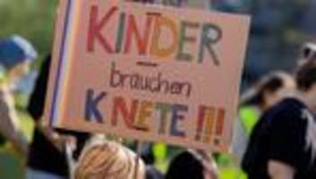 streit um kinderbildung: »immer auf die kleinen«: kitas mit kindern gegen das kibiz