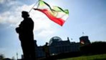 Umstrittener Besuch: Hunderte demonstrieren für Reza Pahlavi und Umsturz im Iran