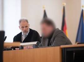 Fußgänger auf Gehweg erfasst: Autofahrer erhält nach Unfall mit drei Toten Bewährungsstrafe