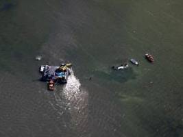 Neues Rettungskonzept skizziert: Helfer wollen Riesenrinne für Wal ausheben