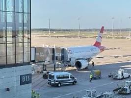 notrutsche aktiviert: abschiebehäftling randaliert in flugzeug am ber