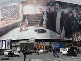 zumindest für den augenblick: verletzter chamenei soll führung an generäle übertragen haben