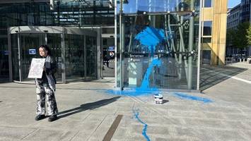 aktivisten der „neuen generation“ beschmieren axel-springer-haus mit farbe