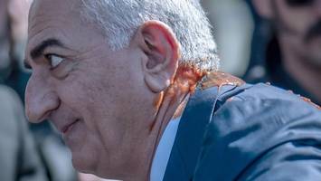 Schah-Sohn Reza Pahlavi bei Berlin-Besuch mit Tomate beworfen