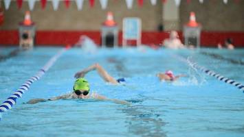 hallenbäder heizen becken wieder mehr – und es gibt weiteren grund zur freude