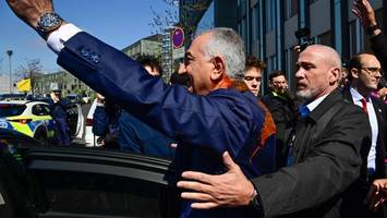 Schah-Sohn Reza Pahlavi bei Berlin-Besuch mit Tomate beworfen