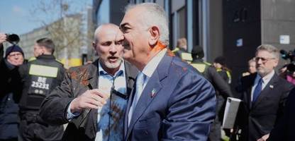 Iran: Schah-Sohn Reza Pahlavi in Berlin mit Tomate beworfen
