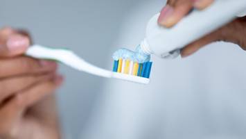 Elektrische Zahnbürste oder Handzahnbürste? Expertin klärt auf