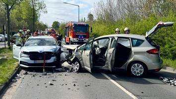 Ford gerät in Gegenverkehr und rammt Auto mit drei Kindern – Großeinsatz