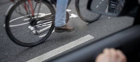 Tödlicher Unfall in Augsburg: 53-jähriger Fahrradfahrer stirbt nach Sturz über Autotür