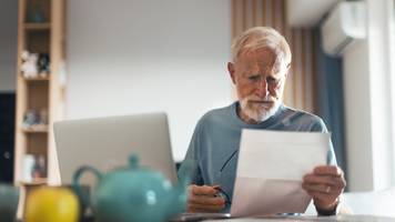 sparbücher in alter währung wiedergefunden: rentner fordert rund 200.000 euro von bank