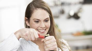 Bierflasche mit Feuerzeug öffnen - so geht's