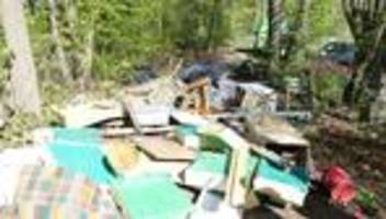 Geislingen an der Steige: Gefährlicher Müllberg in Wald abgeladen