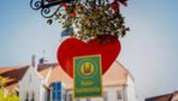 Küssen ausdrücklich erwünscht: Kuss-Stopp: Aktion sorgt für Glücksmomente