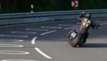 Neues Konzept in Niedersachsen: Wie Kreise auf der Straße Motorradfahrer schützen sollen