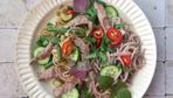 Stangensellerie mit Shiso und Rinderfilet: Wie beim Lieblingsvietnamesen!