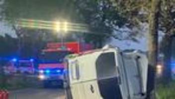 Verkehrsunfall: Transporter nach Zusammenstoß mit Auto gegen Baum geprallt