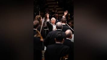 Herbert Blomstedt hüllt Bruckners Siebte in luxuriöse Orchesterfarben