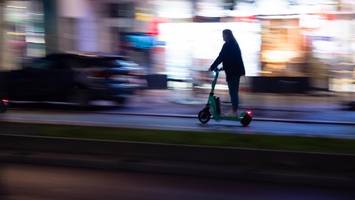Mit 63 km/h auf dem Tacho: Fahrer flieht auf E-Scooter vor Polizei