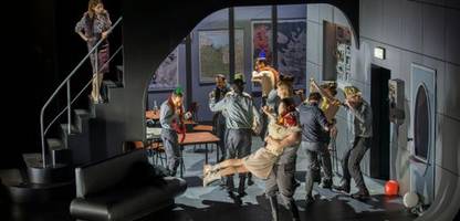 berliner ensemble: mateja koležnik zeigt tschechows »drei schwestern« als modernes kriegsdrama