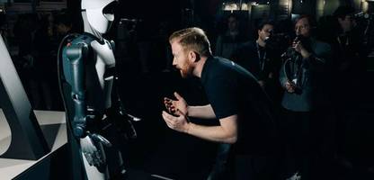 Roboter auf der Hannover Messe: Friedrich Merz begeistert, Besucher verunsichert