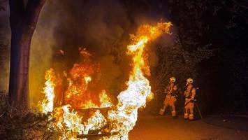 brandstifter fackelt auto ab: s-bahn-führer sieht feuer und ruft kripo
