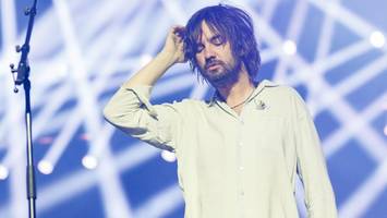 tame impala in hamburg: bandchef geht beim konzert aufs klo und filmt sich dabei