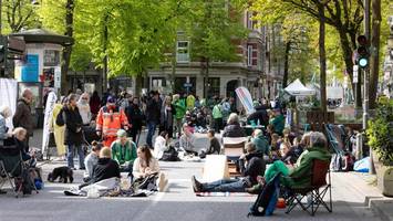 Abschnitt für Autos stundenlang gesperrt: Lange Reihe wird zur Picknickfläche