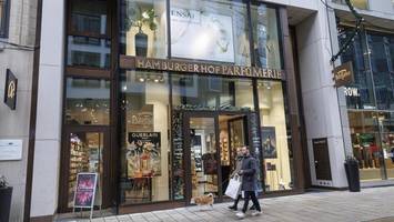 auch am neuen wall und im aez: bekannte parfümeriekette nach insolvenz verkauft