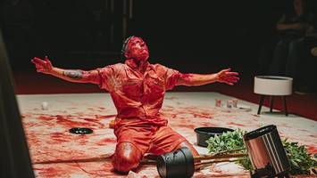 Mit 75 Litern Kunstblut – auf Kampnagel wird dem Publikum Spritzschutz empfohlen