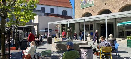 „Senden sichtbares Zeichen“: Neue Außenbestuhlung steht rund um den Marktbrunnen