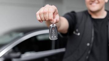 Sozialhilfeempfänger gibt vor Gericht an, dass er sich für 250 Euro die Woche einen Fahrer leistet