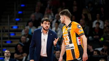 Dringende familiäre Gründe: Trainer tritt mitten im Meister-Krimi zurück