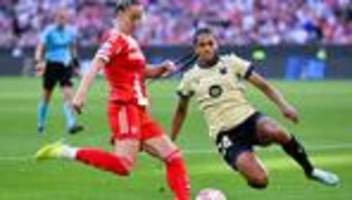 Champions League: 1:1 gegen Barça - Bayern-Torschützin Kett sieht Rote Karte