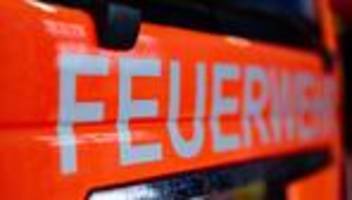 Feuer in Main-Taunus-Kreis: Brand in Entsorgungsbetrieb verursacht hohe Rauchsäule