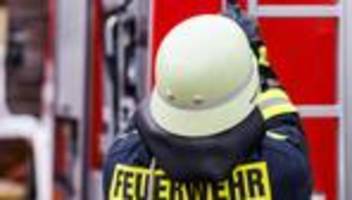 Feuerwehreinsatz: Steiler Hang bei Stuttgart steht in Flammen