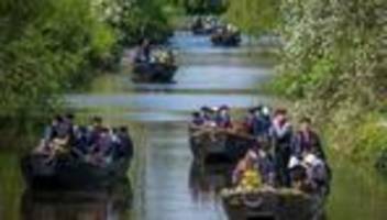 Historische Flotte: Dutzende Torfkähne auf historischer Fahrt