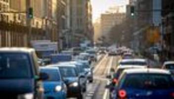 Straßenverkehr: Umfrage: Über Drängler ärgern sich Autofahrer am meisten