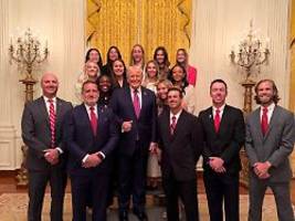 Bild sagt mehr als 1000 Worte: Trump ehrt Tennis-Frauen (hinten, klein) mit Foto