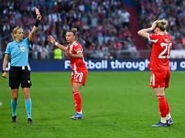 starkes 1:1 gegen barça in ucl: erst jubelt bayern-heldin kett, dann fliegt sie vom platz