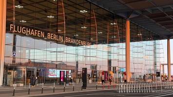 Flüchtiger Insasse winkt Streife am BER heran – Polizei macht ihn dingfest