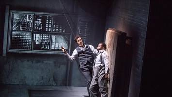 männer schweben durch die melancholie: „needles and opium“