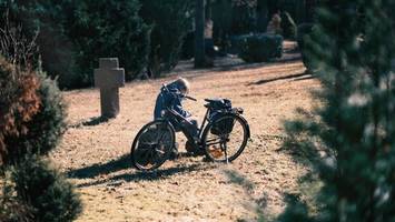 „Die Lebenden und die Toten“: Wenn sich die Welt nicht weiterdreht